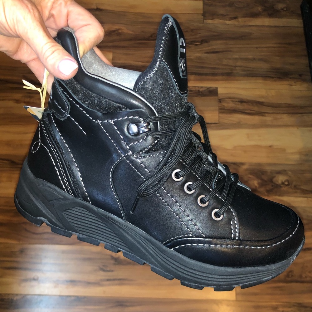 Earth Journey Vigor black leather boots, ladies size 7. New in box!